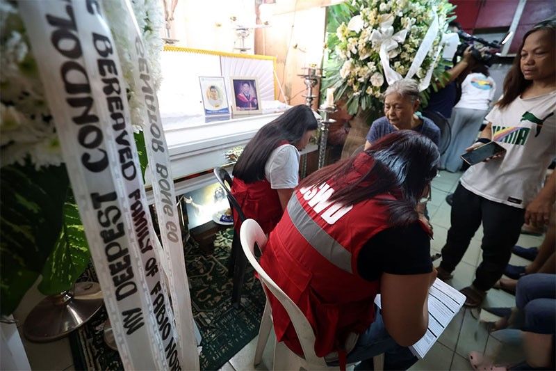 Slain motorcycle taxi rider's family gets DSWD aid
