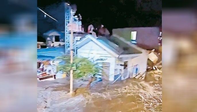 Heavy rains cause severe flooding in Davao City; 300 rescued