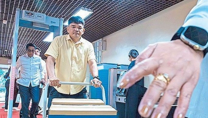 Defense mum as Marcos OKs opening of VP&rsquo;s tax records