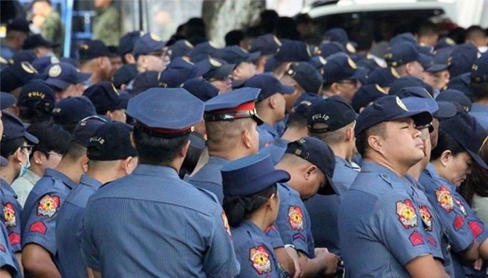 2 cops relieved over threat on priest