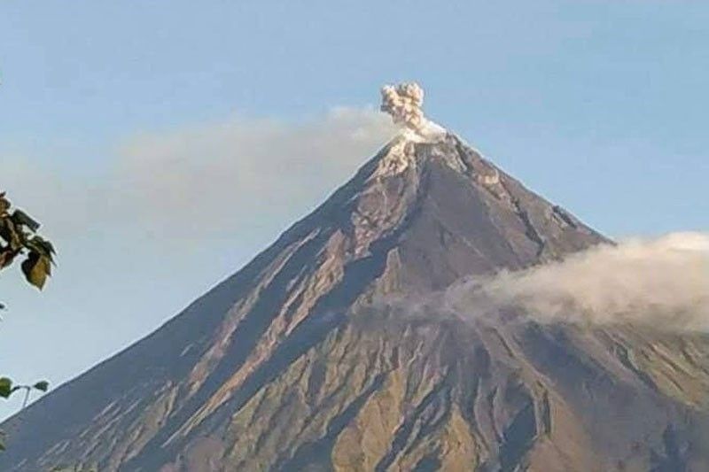 Alerto sa Bulkang Mayon, ibinaba sa Level 2