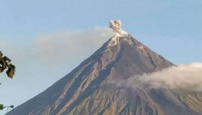 Alerto sa Bulkang Mayon, ibinaba sa Level 2