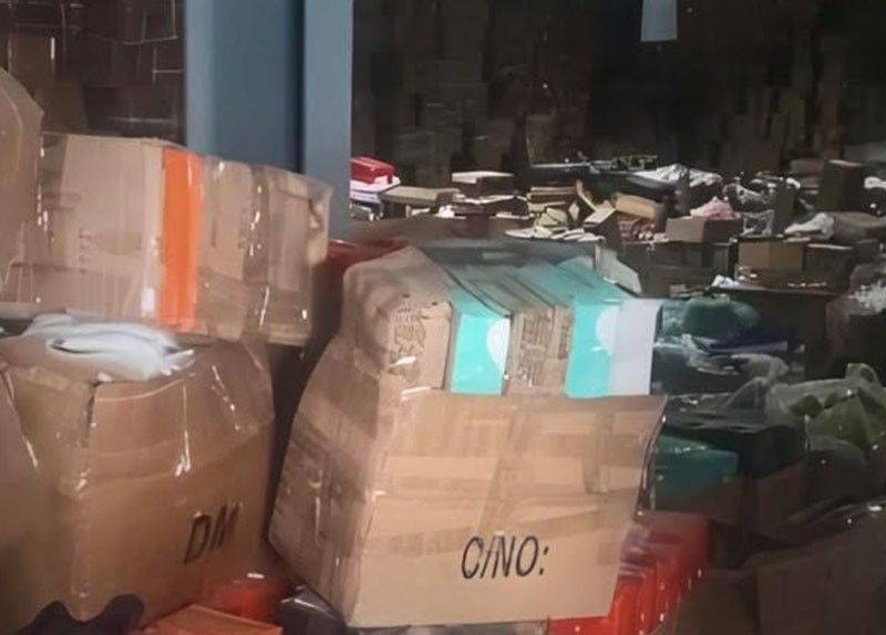 Bodega ni-raid: P700 milyong pekeng sapatos nakumpiska!