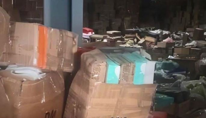 Bodega ni-raid: P700 milyong pekeng sapatos nakumpiska!