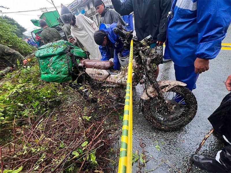 Delivery rider nabagsakan ng puno at poste, patay