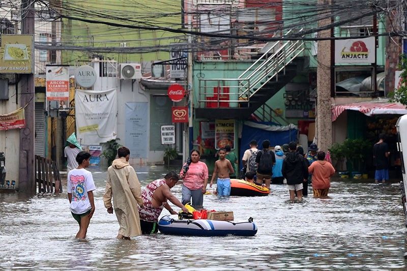 Luzon, pinadapa ng habagat