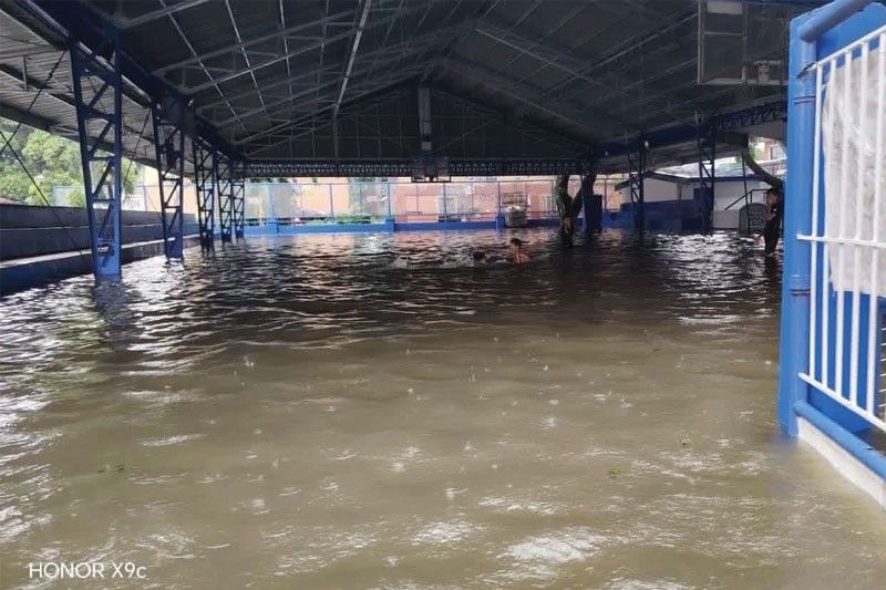 Luzon pinadapa ng habagat
