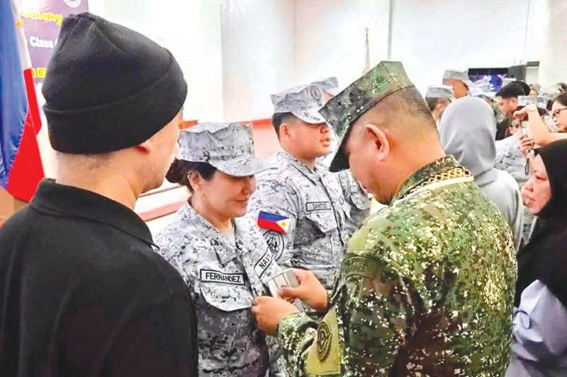 Lorna, Philippine Navy reservist na!