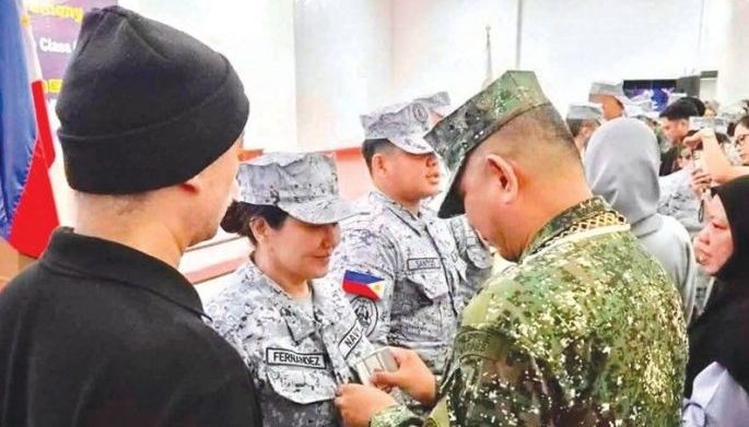 Lorna, Philippine Navy reservist na!