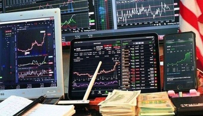 PSEi advances, peso slips back to 61:$1