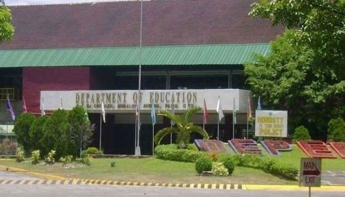 DepEd sa mga guro: Maging propesyonal sa socmed