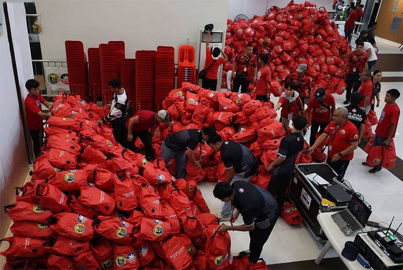 Emergency Go Bags, ipinamahagi