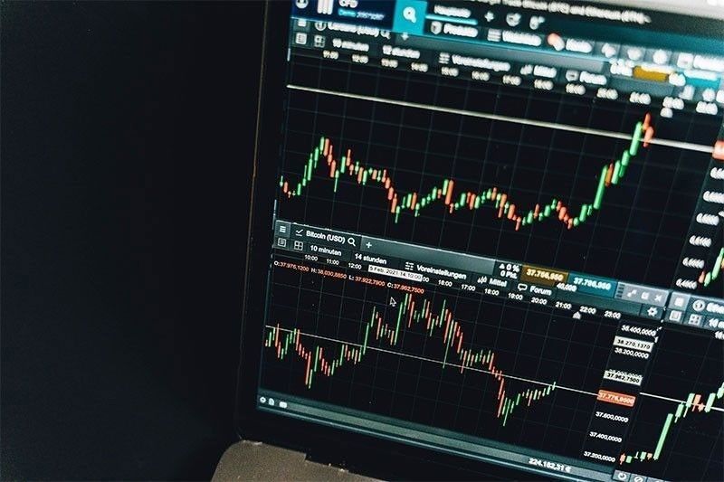 PSEi notches higher on last-minute buying