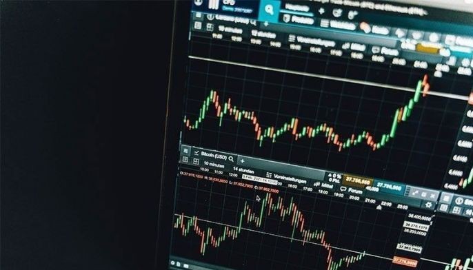 PSEi notches higher on last-minute buying