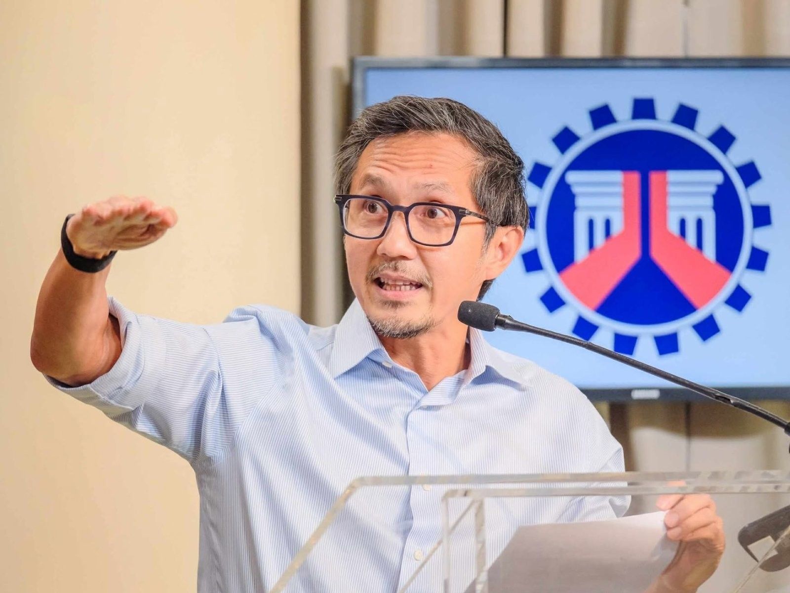 Dizon backs drive vs illegal dumping, but…