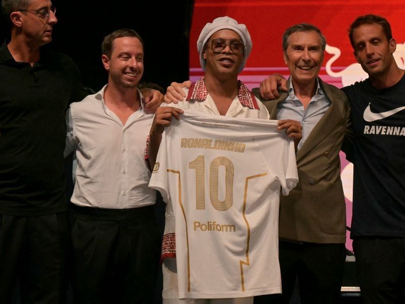 Ronaldinho returns in search of 'beautiful' 300th goal