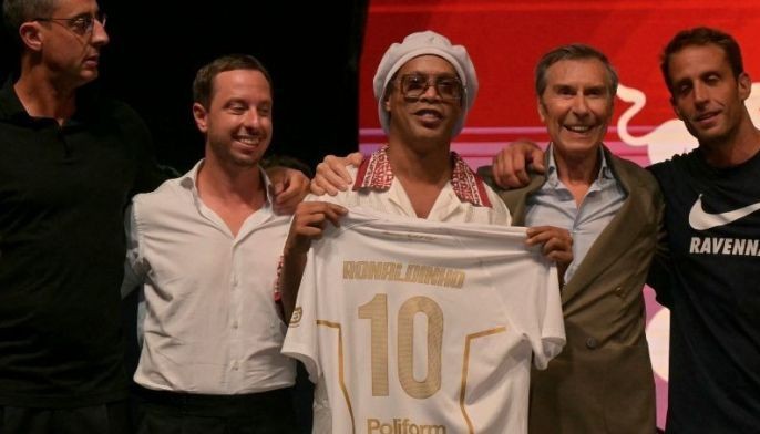 Ronaldinho returns in search of 'beautiful' 300th goal