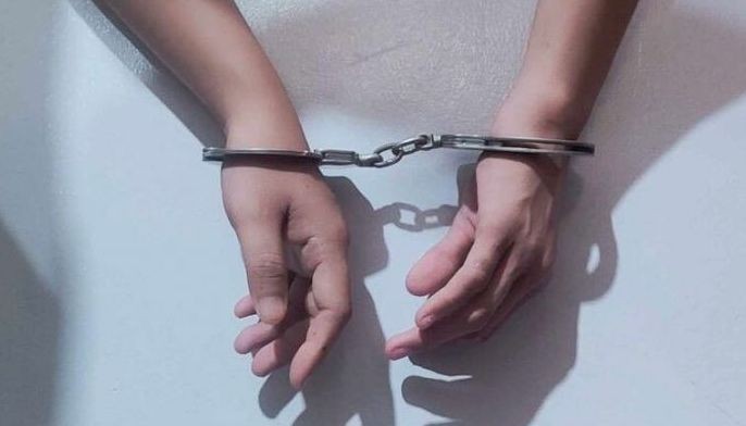 Couple arrested for selling drugs