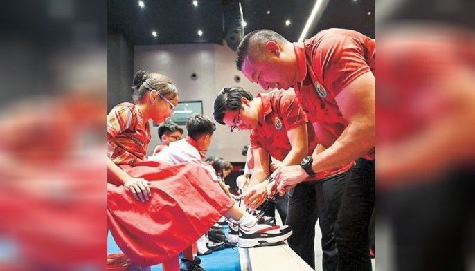 San Juan students get sneakers