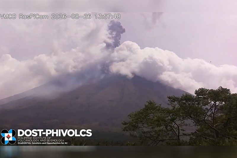 Bulkang Mayon nagbuga ng abo, lava umagos