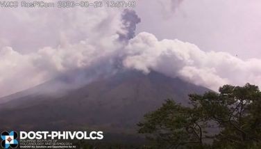 Bulkang Mayon nagbuga ng abo, lava umagos