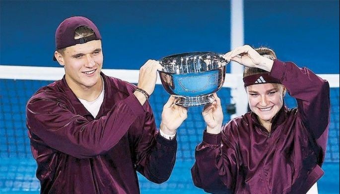 Muchova, Mensik rule mixed doubles