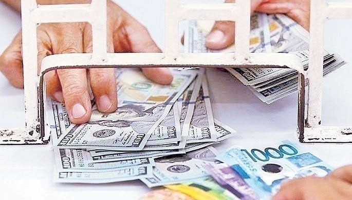 Peso sinks to record low 61.888 vs dollar