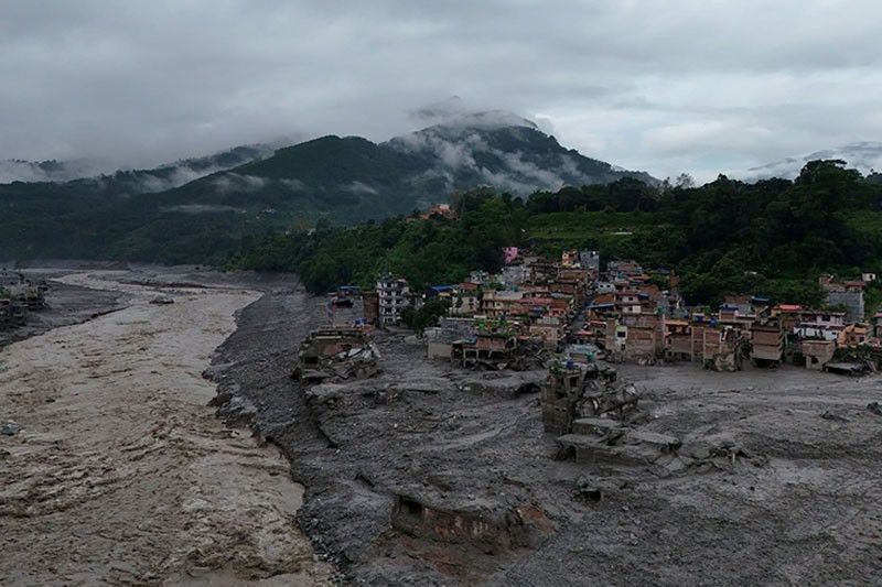 Flash flood sa China at Nepal, parang eksena sa pelikula