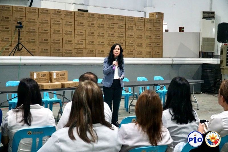 3,000 Malabon public school teachers get laptops