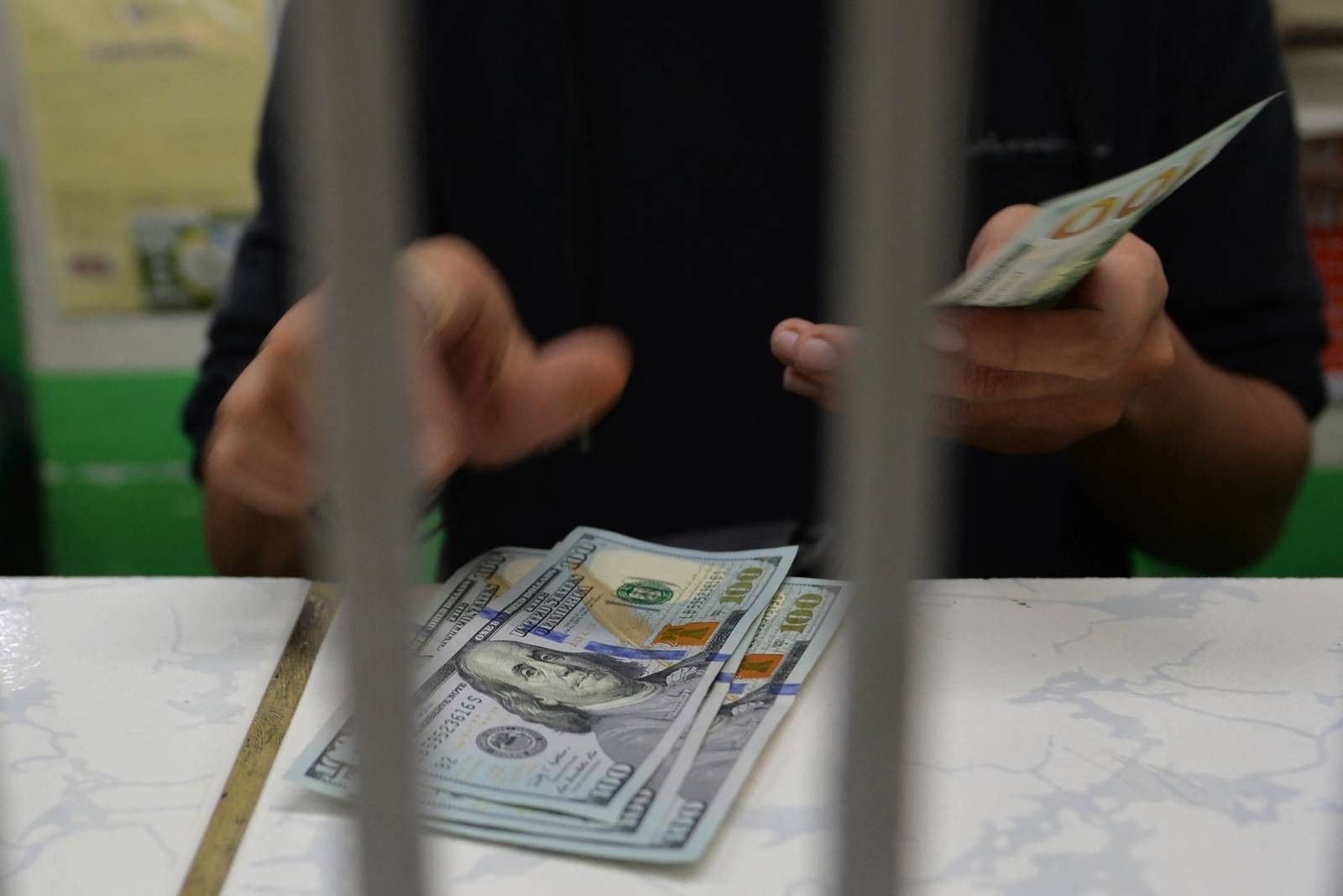Peso opens at P62.05 vs dollar after record-low close