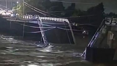 SUV na may limang sakay, nahulog sa ilog matapos gumuho ang tulay
