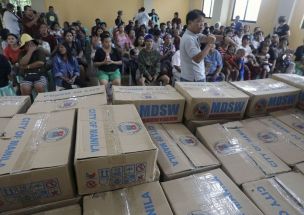 Manila City Department of Social Welfare Director Jay R. Dela Fuente leads the distribution of relief goods and food to 150 families staying at the Baseco Evacuation Center after being evacuated during the southwest monsoon on Aug. 30, 2026.