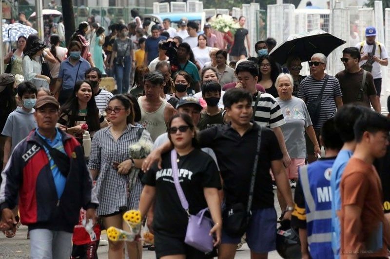 Moderate pickup in consumer spending seen