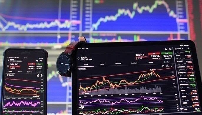 Stocks dip as peso continues to depreciate