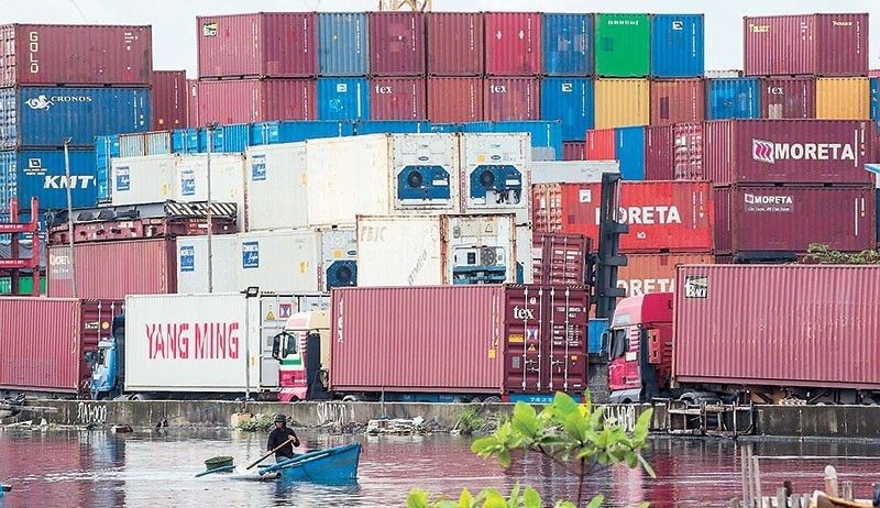 46 container van, nahulog sa dagat sa Batangas