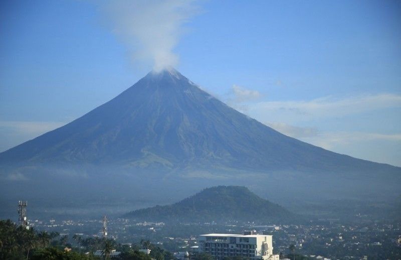 Mayon nag-alburoto, ‘alert level 3’ nagbabadya