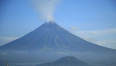 Mayon nag-alburoto, ‘alert level 3’ nagbabadya