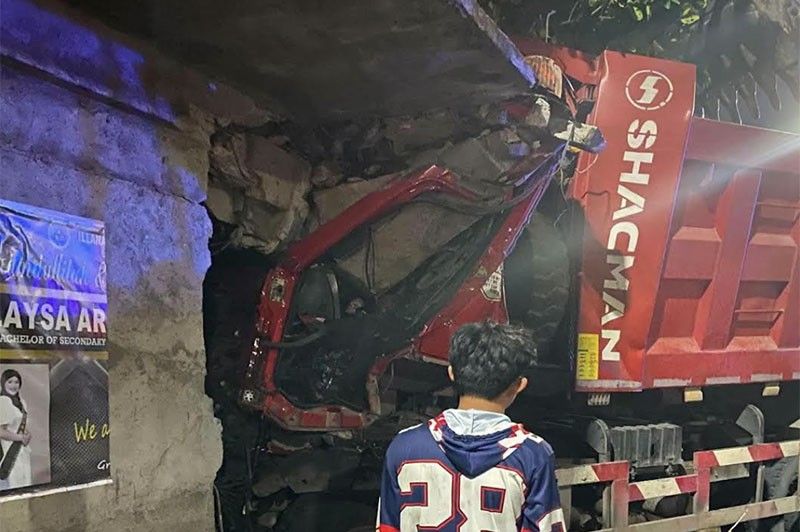Bahay ng tserman sinuwag ng dump truck: 7 kritikal