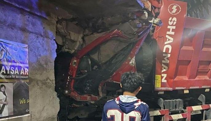Bahay ng tserman sinuwag ng dump truck: 7 kritikal