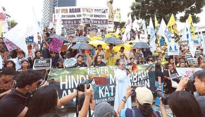 Groups mark martial law with corruption protest