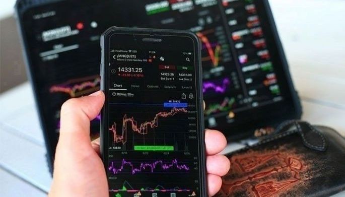 Stocks slip as selling pressure continues