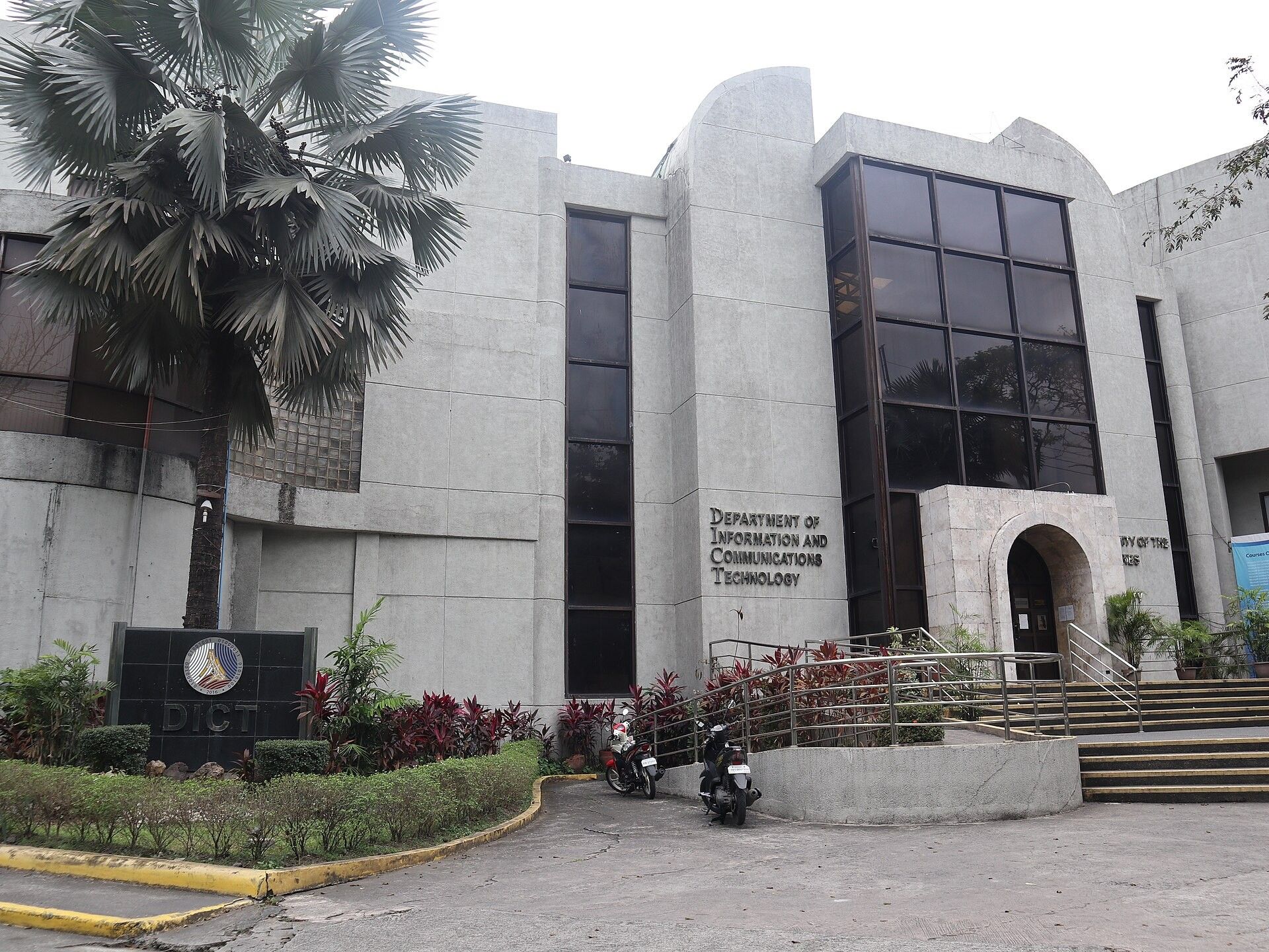 DICT chief backs bill requiring legislative franchises for social media platforms