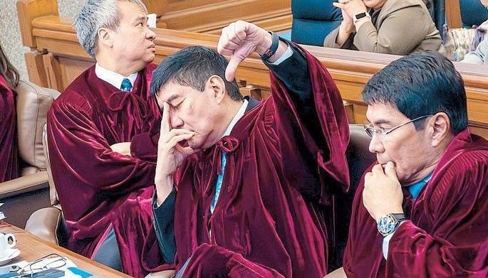 enators Risa Hontiveros and Raffy Tulfo vote against Sen. Alan Peter Cayetano’s appeal to maintain the fixed 16 votes to convict in Vice President Sara Duterte’s im- peachment trial, at the Senate yesterday.