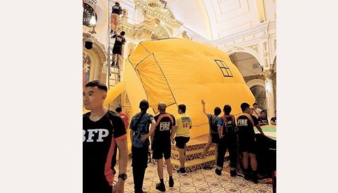 Man climbs Bacolod Cathedral altar, disrupts mass