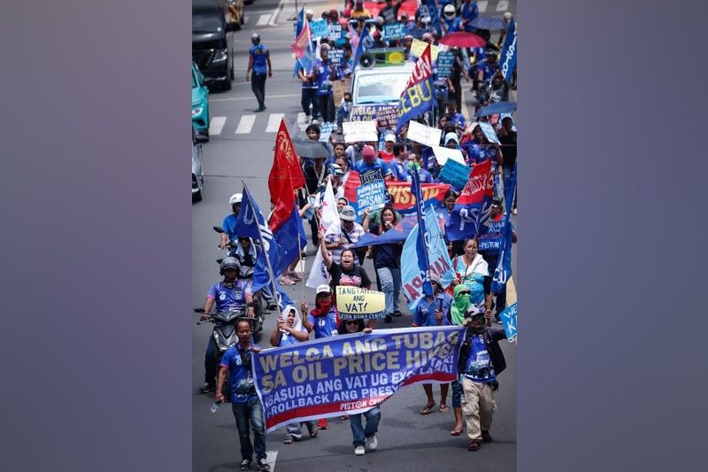 Strike fails to cripple public transportation