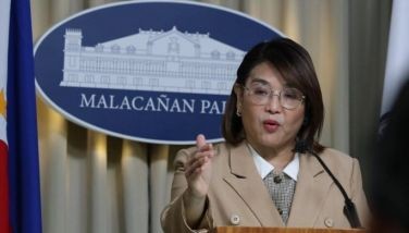Pagtanggap ng pera sa China, pagtataksil sa bayan – Palasyo