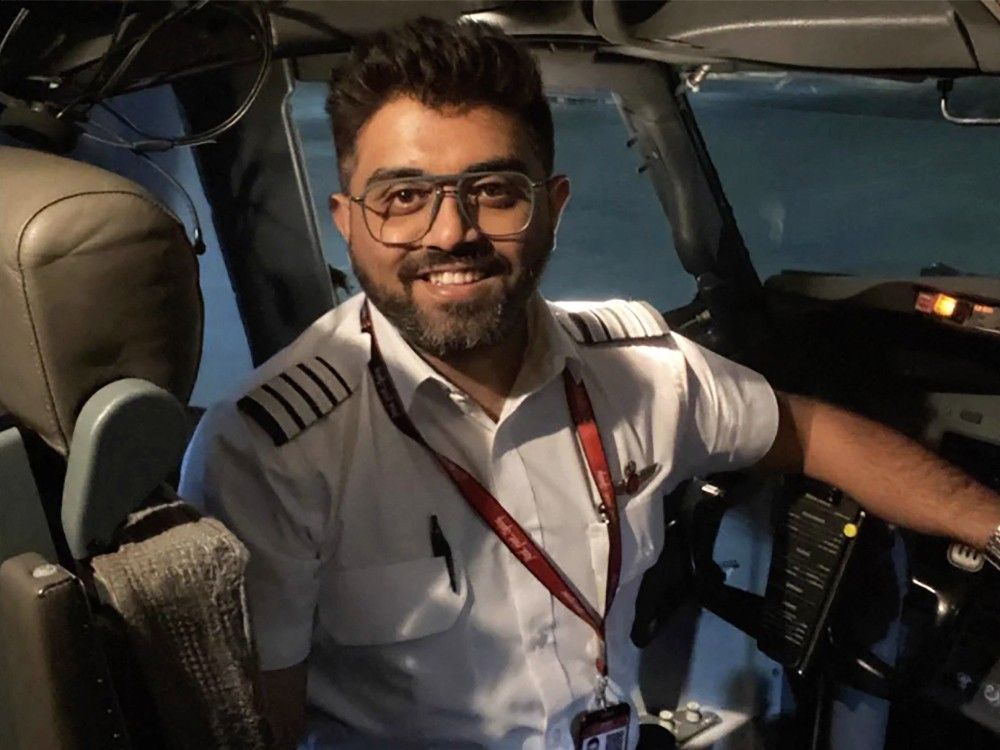 Indian pilot hailed as 'hero' after cockpit struggle