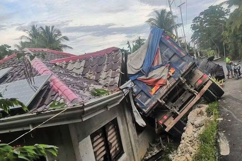 Dump truck natumba padung sa balay