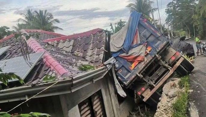 Dump truck natumba padung sa balay