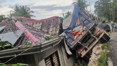 Dump truck natumba padung sa balay